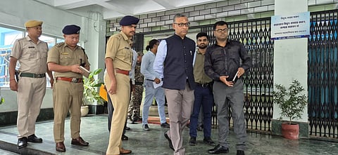 दौरे के दौरान सूचना एवं संस्कृति विभाग के सचिव सौमित्र मोहन

