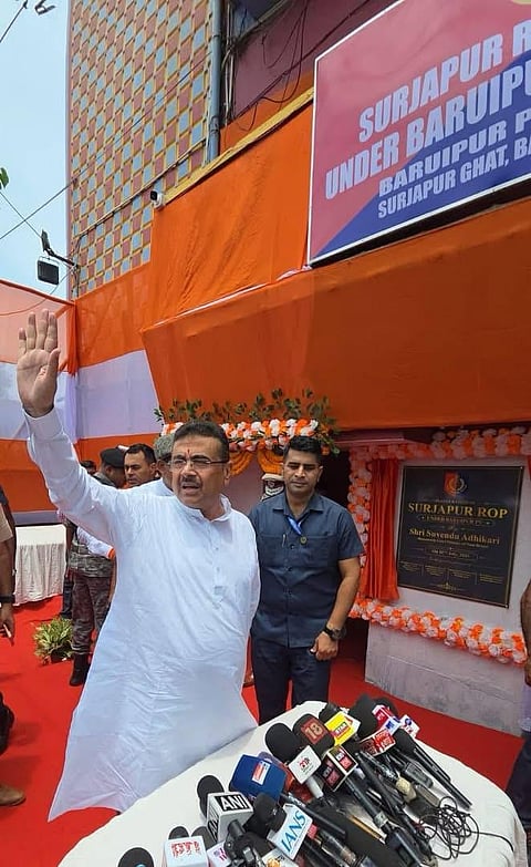 सीएम शुभेंदु अधिकारी प्रेस कांफ्रेंस को संबोधित करते हुए 