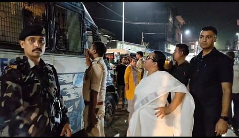 पुलिस कार्रवाई के दौरान पूर्व विधायक श्रीरूपा मित्र चौधरी उपस्थित

