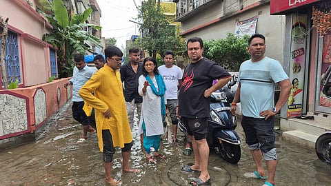 जल जमाव वाले इलाकों  का जायजा लेते कौस्तव बागची 