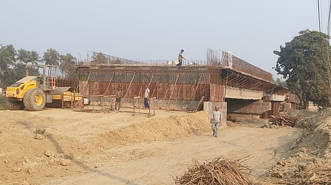 श्रीमती नदी पर नए पुल का निर्माण कार्य जारी
