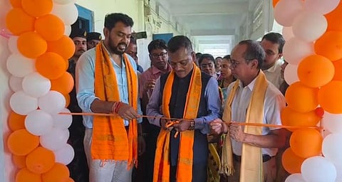 नए कक्षा कक्ष उद्घाटन करते सांसद मनोज तिग्गा व अन्य

