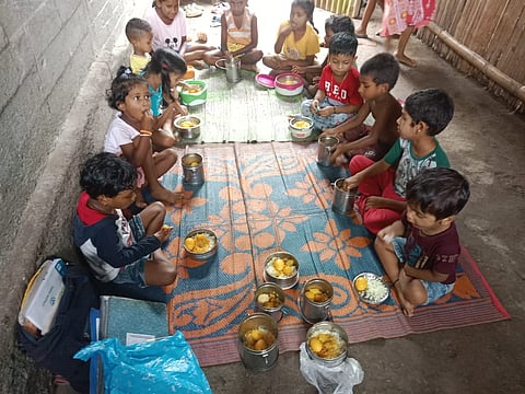 आंगनबाड़ी केंद्र में खाना खाते बच्चें
