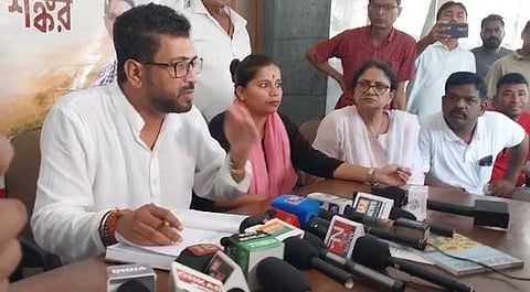 लोगों की समस्या सुनते पर्यटन मंत्री एवं सिलीगुड़ी के विधायक शंकर घोष

