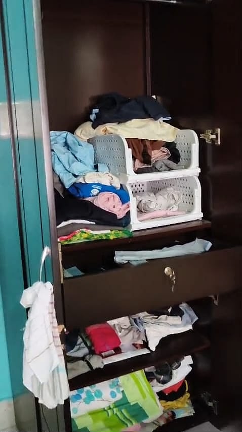 चोरी के बाद अलमारी के बिखरे सामान

