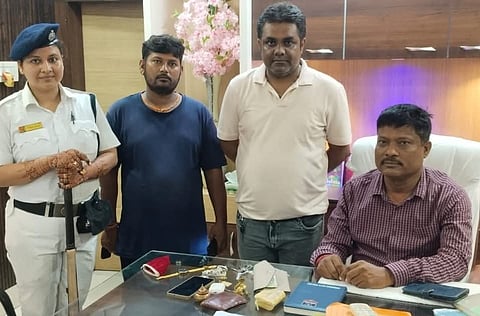 Howrah Golabari Police Recovers Bag Filled with Gold and Cash Left in Taxi