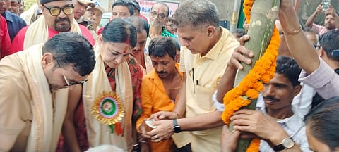 मंत्री अग्निमित्रा पॉल ने नारियल फोड़ मां दुर्गा का किया आह्वान