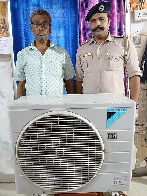गिरफ्तार अभियुक्त को दिखाती हुई पुलिस 