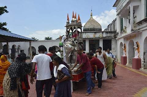 चांदी के रथ को सजाते श्रद्धालु