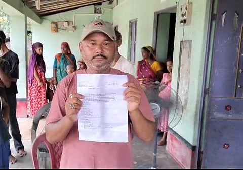 शिकायत दिखाते लापता महिला के पति जुबेर आलम
