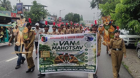 प्रभात फेरी में शामिल विद्यार्थी
