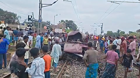 दुर्घटना में क्षतिग्रस्त गाड़ी 