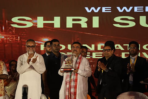शिलान्यास समरोह में मुख्यमंत्री शुभेंदु अधिकारी को मां काली की मूर्ति भेंट करते श्याम सेल के निदेशक ललित बेरीवाला व साथ में हैं अन्य निदेशक 