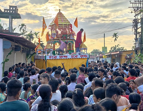 रथ यात्रा में लोगों की भीड़
