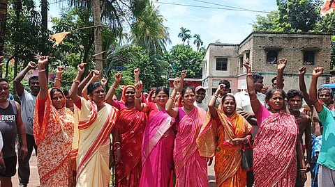 सड़क मरम्मत की मांग को लेकर प्रदर्शन करती महिलाएं