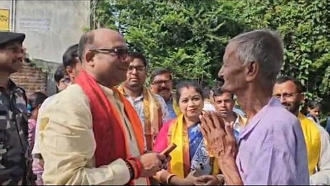 ममता बनर्जी के मामा अनिल बनर्जी से आशीर्वाद लेने पहुंचे भाजपा विधायक ध्रुव साहा 