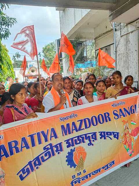 प्रदर्शन में शामिल भारतीय मजदूर संघ के प्रतिनिधि व महिलाएं
