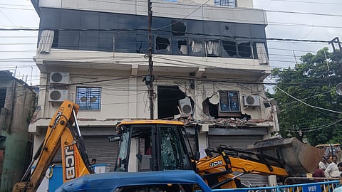 शनिवार को अभिषेक के पार्टी कार्यालय में चला प्रशासन का बुलडोजर