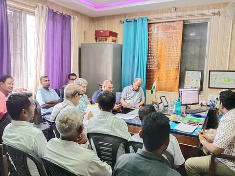 बैठक में चर्चा करते बागान प्रबंधन और श्रमिक प्रतिनिधि
