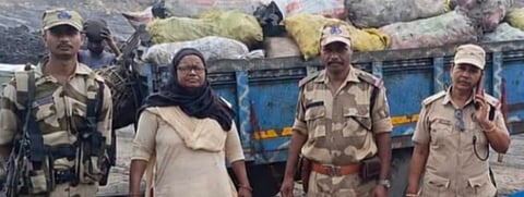 बरामद कोयला के साथ सीआईएसएफ के जवान 
