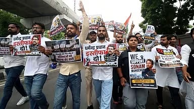 NEET पेपर लीक के खिलाफ कोलकाता में छात्रों का प्रदर्शन