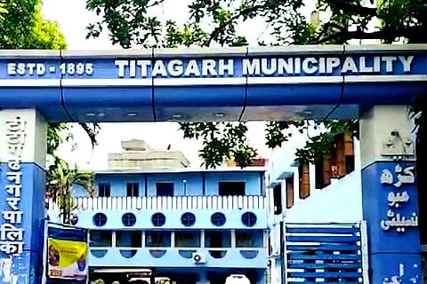 बकाया वेतन को लेकर टीटागढ़ नगर पालिका में कर्मचारियों का कार्य बहिष्कार