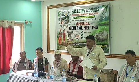 योजना के बारे में जानकारी देते एसोसिएशन के प्रतिनिधि विश्वजीत साहा व अन्य

