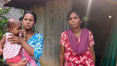 ग्रासमोड़ चाय बागान निवासी आनंद टोप्पो की मां और पत्नी
