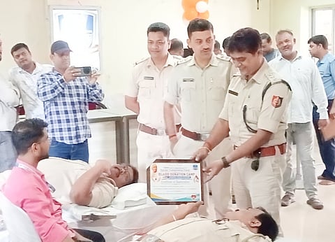 रक्तदाता को सम्मानित करते एसीपी सेंट्रल-2 विमान कुमार मिर्धा व साथ में हैं जामुड़िया थाना प्रभारी एसएस ठाकुर 