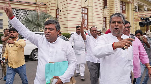 सरकार के खिलाफ नारेबाजी करते विपक्षी विधायक 