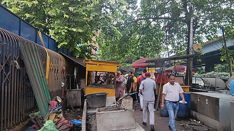 फुटपाथ से हॉकर स्टॉल हटाते हुए 