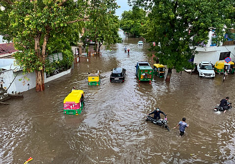  
दक्षिण गुजरात में मूसलाधार बारिश का कहर, बाढ़ जैसे हालात में हजारों लोग सुरक्षित स्थानों पर भेजे गए
