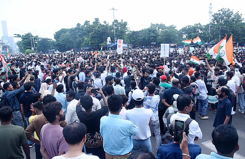 धर्मतला में प्रदर्शन करते हुए लोग
