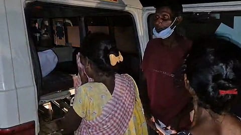 शव को देख बिलखते परिजन

