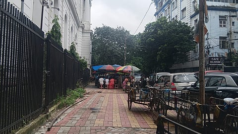इंडियन म्यूजियम के पास फुटपाथ दखल कर चल रहे फूड स्टॉलों की तस्वीर