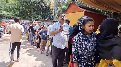 आधार केंद्र के बाहर कतार में खड़े लोग