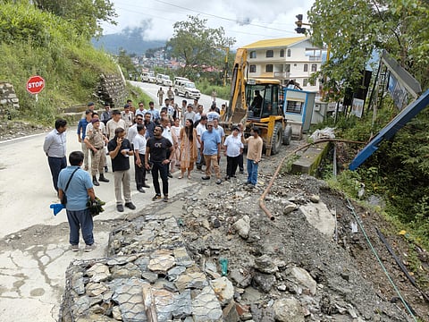 निरीक्षण के दौरान कलेक्टर परी बिश्नोई व अन्य