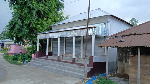 स्कूल की जमीन पर बना दुकान

