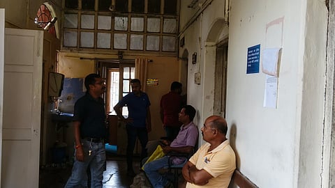 जलपाईगुड़ी नगर पालिका में इंतजार करते आम लोग

