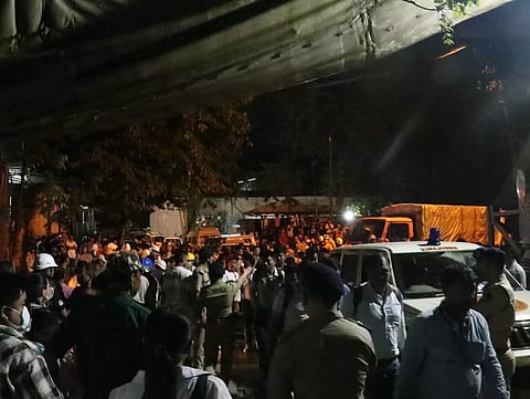 श्रमिकों के शवों को देखने के लिए उमड़ी भीड़
