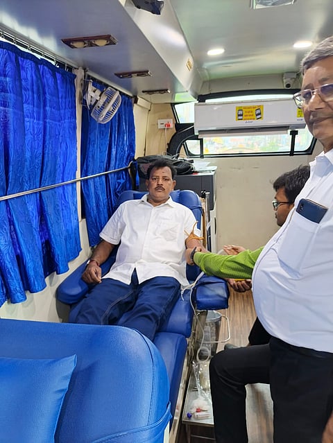 पानीहाटी के सुखचर में रक्तदान करते पशु प्रेमी 