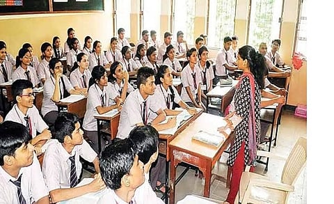 जब गुरु ही घेरे में आए, स्कूलों की साख पर सवाल