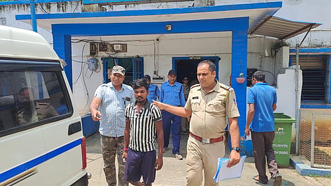 गिरफ्तार अभियुक्त को अदालत ले जाती पुलिस 