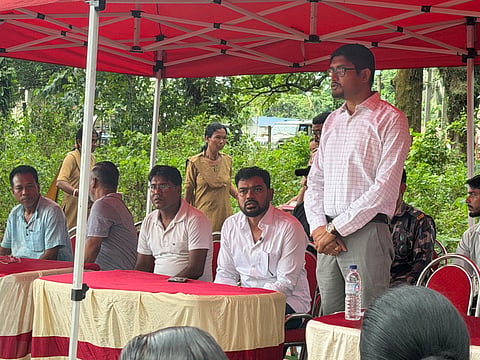 बैठक में उपस्थित वन मंत्री मनोज कुमार उरांव व अन्य

