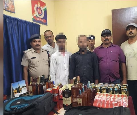 अवैध शराब के साथ 2 गिरफ्तार