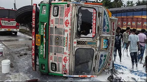 Paint Truck Overturns on NH 16 Uluberia Road Turns White