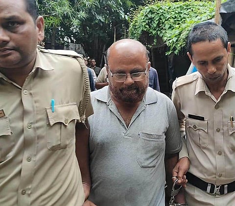 गिरफ्तार अभियुक्त को अदालत ले जाती पुलिस 