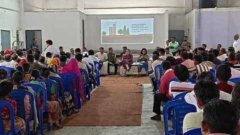 भूधंसान प्रभावितों के साथ बैठक करतीं मंत्री अग्निमित्रा पॉल 
