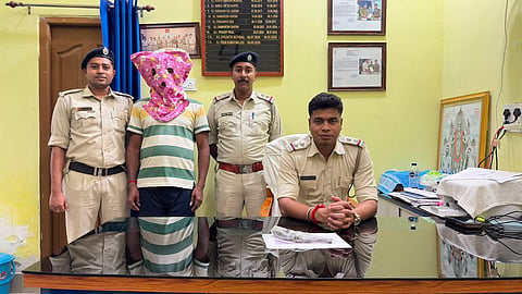 गिरफ्तार ‌अभियुक्त को पुलिस दिखाती हुईं