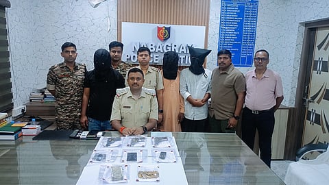 बरामद हथियारों के जखीरे के साथ अभियुक्त